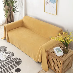 Dettaglio copridivano giallo zenzero in tessuto ciniglia con bordi decorativi neri e bianchi