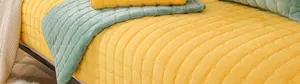 Dettaglio della trama a nido d'ape del cuscino del divano in giallo limone e verde fagiolo