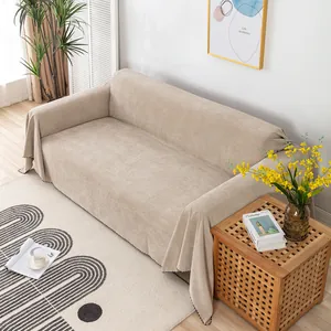 Dettaglio del copridivano beige impermeabile con bordo a pois e consistenza morbida