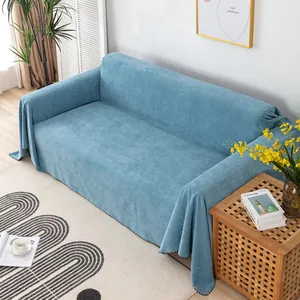 Dettaglio del copridivano azzurro in ciniglia con bordo decorativo in perle bianche e nere