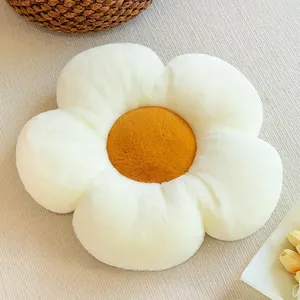 Détail du coussin de tournesol en peluche douce avec pétales blancs et centre orange