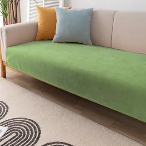 Detalle de la alfombra de sofá impermeable verde hierba en chenilla con textura antideslizante