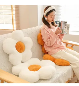 Détail d'un coussin en forme de fleur en peluche douce au design de marguerite