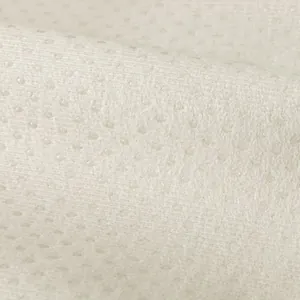 Vista macro dei punti in silicone antiscivolo sulla base del copridivano beige