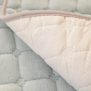 Copridivano in peluche spesso con fondo antiscivolo e cuciture a quadri eleganti