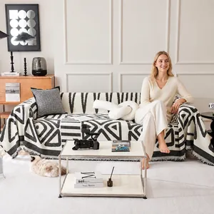 Copridivano geometrico nero e bianco con frange, vista del retro in ambiente domestico