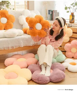 Gros plan de coussins en peluche tournesol colorés avec texture douce à longs poils
