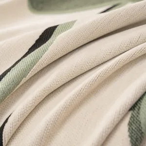 Copridivano spesso in ciniglia con motivi floreali verdi su base beige accogliente