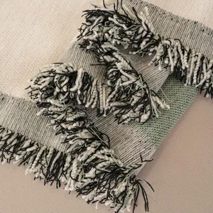 Copridivano in ciniglia spessa a fiori con nappe decorative e trama tessuta