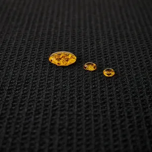 Vue macro du tissu gaufre noir imperméable avec gouttes d'eau pour l'effet hydrophobe