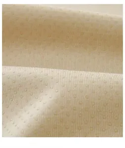 Détail du coussin de canapé gaufre crème avec dos en silicone antidérapant et texture sergé