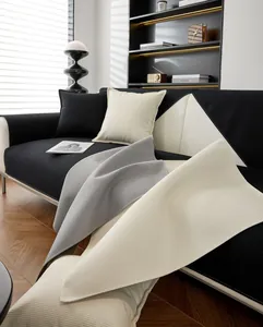 Détail du tissu gaufré des housses de canapé en crème, gris et noir au style minimaliste