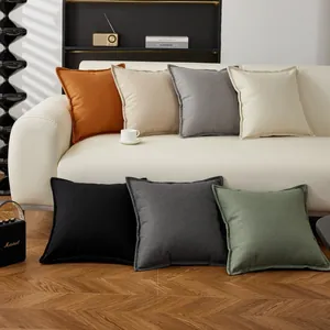 Gros plan sur le tissu gaufré texturé des coussins carrés en plusieurs coloris