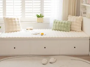 Alfombrilla de ventana de felpa estilo crema francés con cojines en crema y verde suave