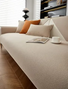 Détail de la texture gaufre du protège-canapé beige crème, tissu antidérapant