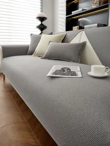 Détail de la texture gaufre d'un coussin de canapé gris épais dans un salon moderne