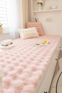 Primer plano de la alfombra rosa de felpa con textura ondulada y cojines suaves a juego