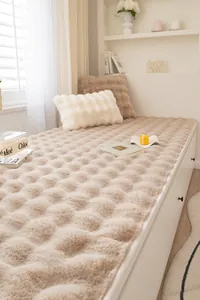 Detalle de alfombra de felpa crema con textura de burbujas 3D para repisa de ventana