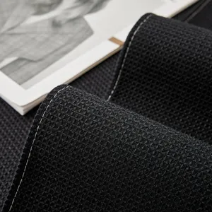 Coussin de canapé noir gaufré avec surpiqûres blanches et tissu imperméable