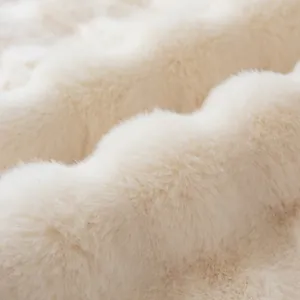 Alfombrilla de felpa para ventana en color crema con textura de masaje y bordes ondulados