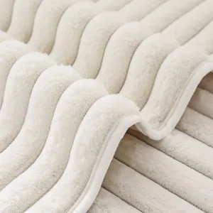 Cuscino per divano in peluche crema con spessa trama a onde e finitura in ecopelliccia