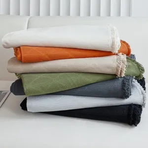 Lussuoso plaid per divano in tessuto con trama a rombi e nappe a frange in diversi colori