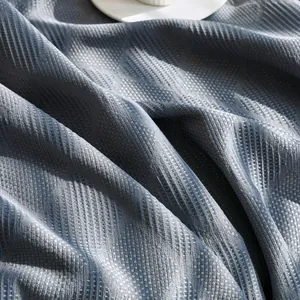 Copridivano di lusso blu grigio scuro con trama jacquard geometrica e drappeggio premium