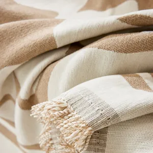 Couverture de canapé luxe nordique beige à motif floral avec détails de franges tissées