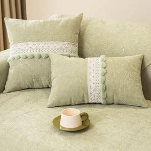 Copridivano in ciniglia verde chiaro stile francese con texture floreale e pizzo