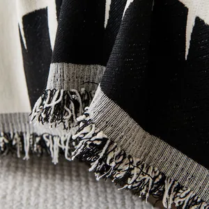 Moderne Chenille-Sofa-Überdecke in Schwarz-Weiß mit geometrischem Muster und Fransen