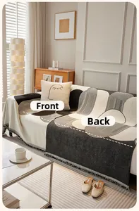 Gros plan d'une housse de canapé en chenille double face avec motifs géométriques