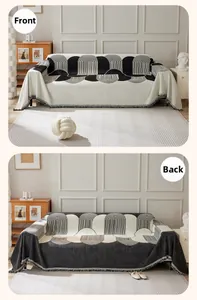 Détail de housse de canapé en chenille jacquard double face avec motifs géométriques et franges