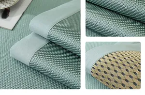 Vue détaillée du tapis de canapé en soie glacée vert pâle avec maille respirante et tissage