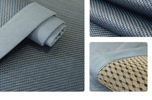 Détail du revers en maille alvéolée respirante et du tissu rafraîchissant pour tapis de canapé