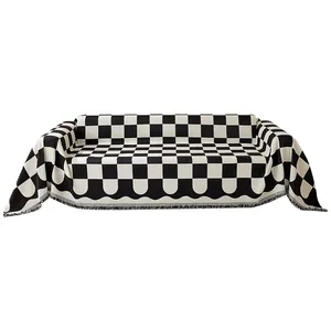 Moderne Chenille-Sofaabdeckung mit schwarz-weißem Schachbrettmuster und Fransenkante