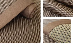 Détail du tapis de canapé d'été tressé marron avec revers antidérapant et bordure en tissu