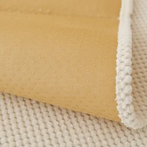 Pluche bankkussen in crèmestijl met antislip achterkant en decoratieve pomponfranje