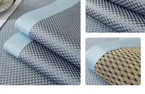 Détail de la texture en soie glacée à carreaux bleus avec envers antidérapant pour canapé