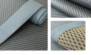 Détail du tapis de canapé en rotin gris avec bordure bleue et filet en nid d'abeille