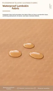 Dettaglio del tessuto in pelle impermeabile per divani con gocce d'acqua sulla superficie