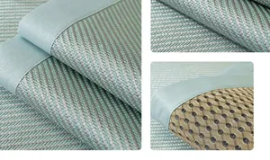 Détail du envers en maille alvéolée respirante et de la texture tissée du tapis de canapé frais