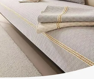 Λεπτομέρεια από γκρι κάλυμμα καναπέ σενίλ με διαμαντένια ύφανση και πλεκτά κρόσσια