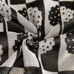 Kühlender Eisseiden-Sofabezug mit schwarz-weißem Schachbrett-Blumen-Jacquard-Muster