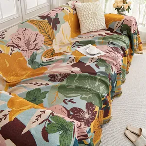 Copridivano vintage floreale in tessuto jacquard con eleganti nappe per arredamento