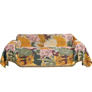 Copridivano vintage a fiori con trama jacquard e frange su sfondo bianco pulito