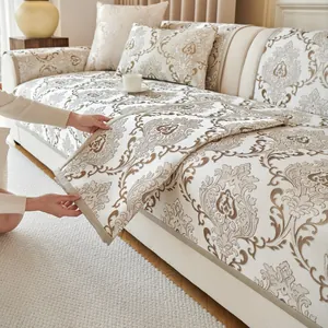 Detalle del cojín de sofá jacquard con respaldo antideslizante y patrón floral de damasco