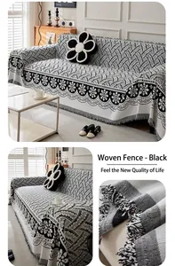 Detail der schwarz-weißen Web-Sofaüberwurf mit Jacquard-Blumenmuster und Fransenrand