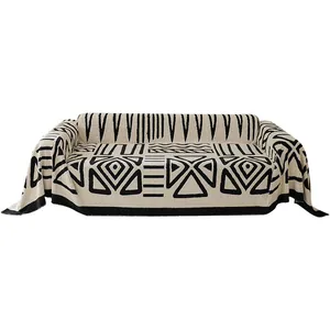 Plüschiger Sofabezug in Beige mit schwarzen geometrischen Mustern im nordischen Stil