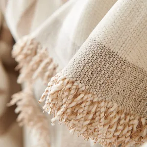 Beige und hellbraun karierter Chenille Sofaüberwurf mit eleganten langen Fransen