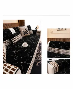 Detailaufnahme von schwarzem Chenille-Sofakissen mit Marmormuster und brauner Paspelierung